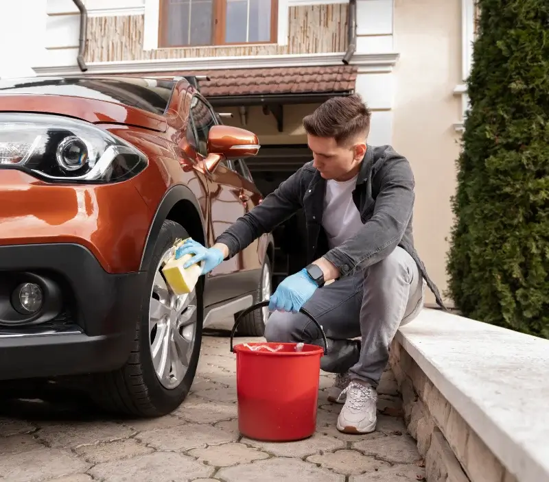 Lavage auto à domicile Cessy-les-Bois : professionnel intervenant sur un véhicule